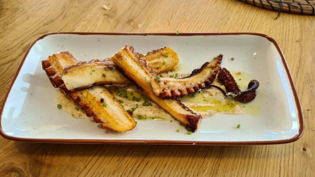 Pulpo con caviar de erizo