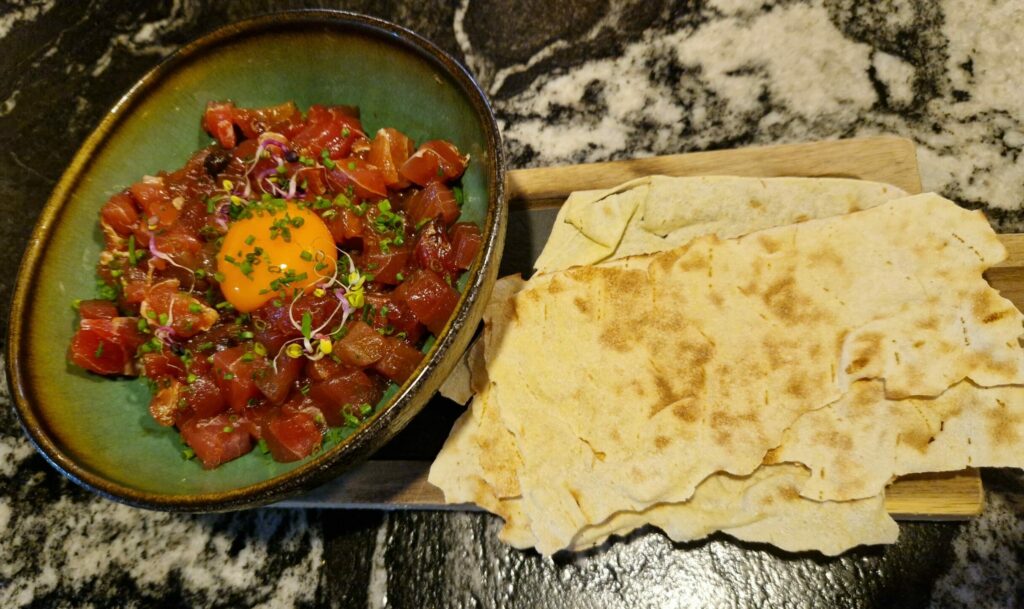 Tartar de atún rojo y yema de huevo